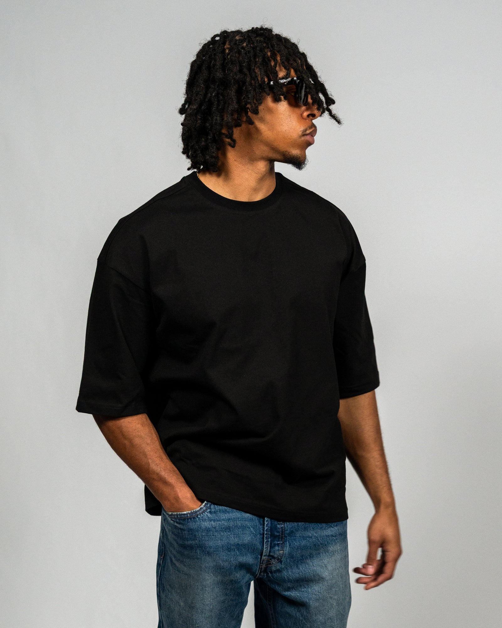 KHAIR Foundations black T-shirt side-front fit